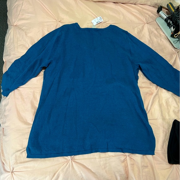 Quarter Sleeve V-Neck Sweater - Picture 2 of 5